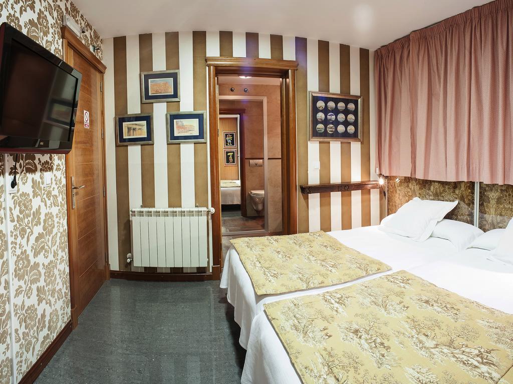Ch Hostal Victoria Cuenca  Exterior photo